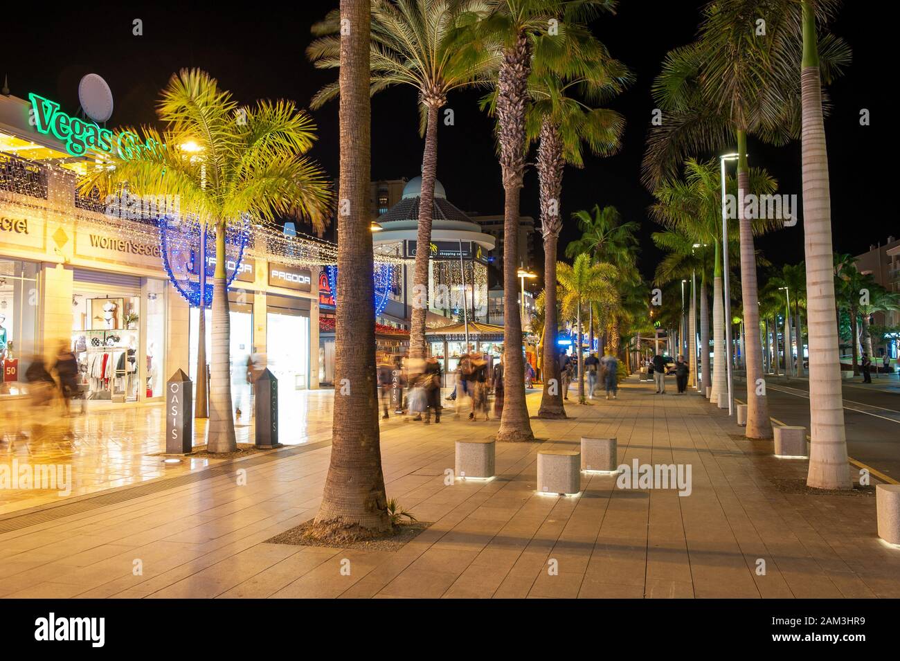 LOS CRISTIANOS - Teneriffa, SPANIEN - Dec 29, 2019: Einkaufszentrum am Boulevard Avenida de las Americas in der beliebten Stadt Los Cristianos auf der Ca Stockfoto