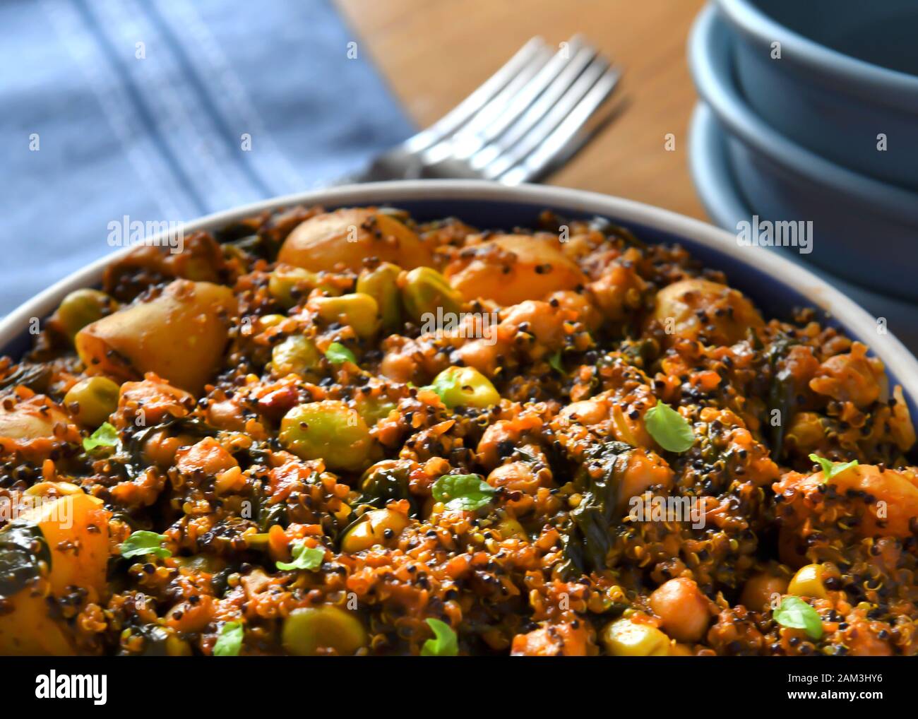 Plant-basierte Kichererbsen und Quinoa Curry mit Kartoffeln schossen Raum für Kopierraum hinzugefügt Filter Stockfoto