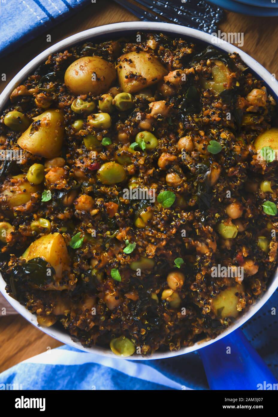 Vertikale Kichererbsen auf Pflanzbasis und Quinoa-Curry mit Kartoffeln im Freilichtbereich für zusätzlichen Filter Stockfoto