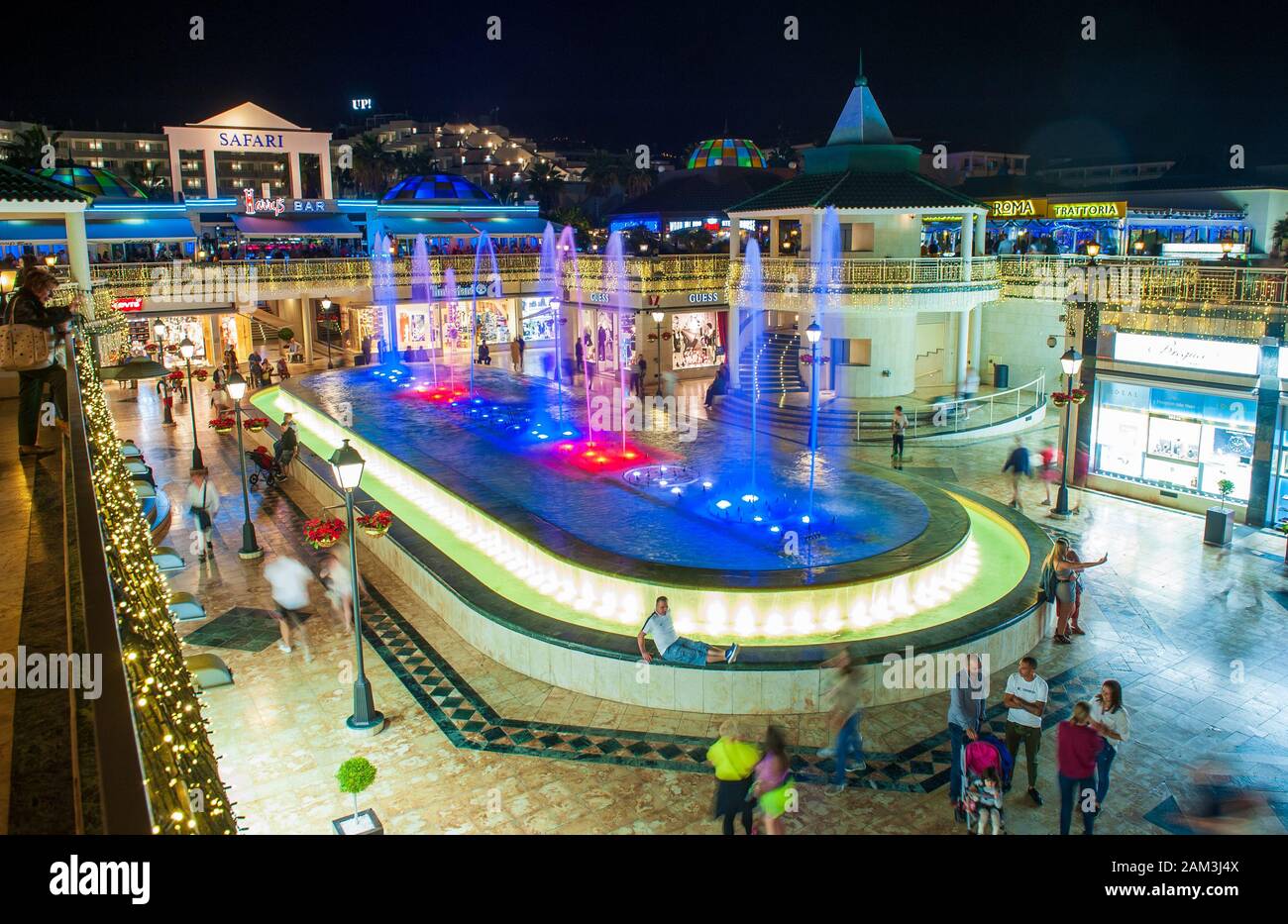 Musik und Fountain Show in einem Einkaufszentrum am Boulevard Avenida de las Americas in der beliebten Stadt von Los Cristianos auf Teneriffa. Stockfoto