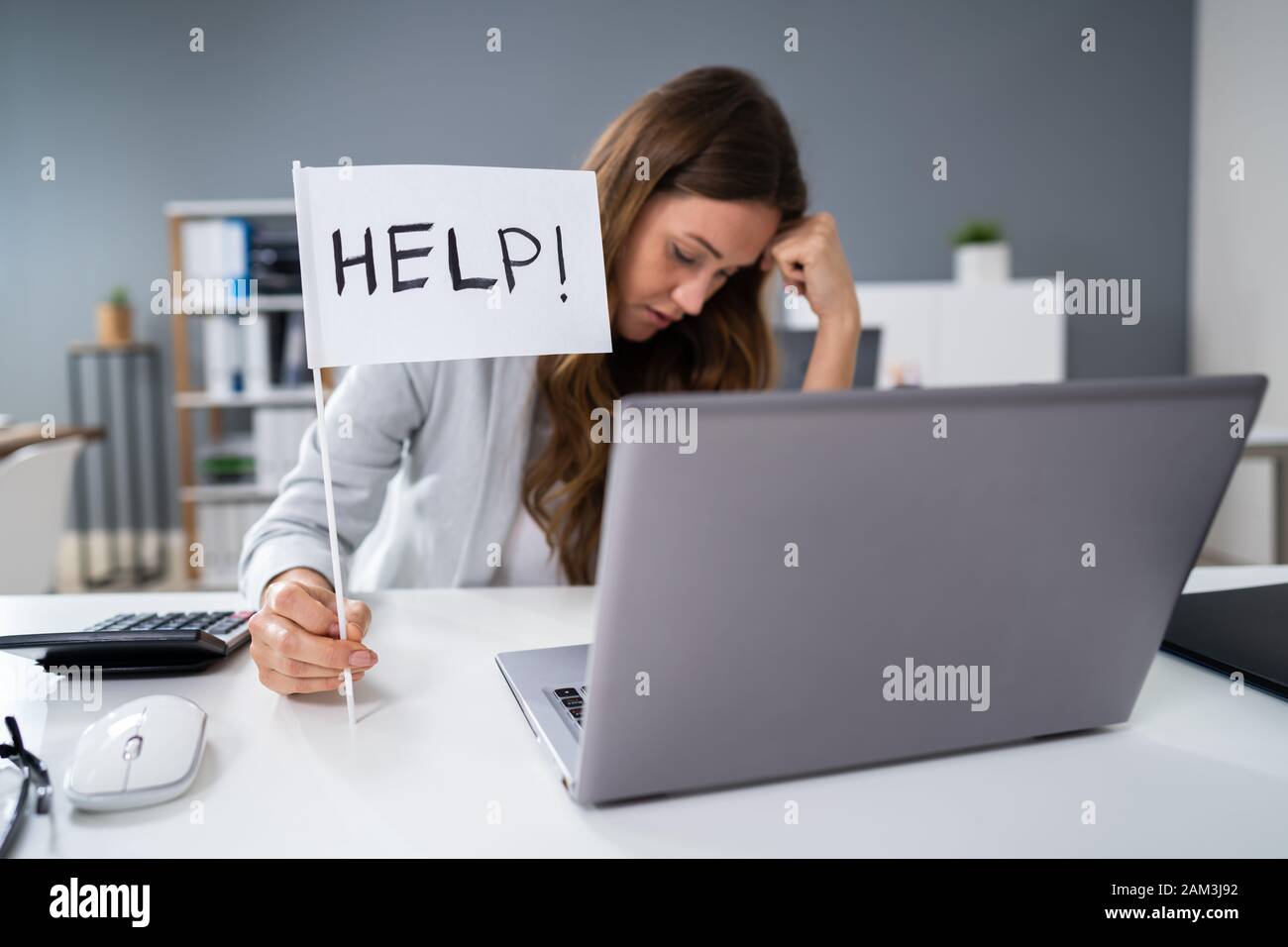 Erhöhte Ansicht einer Geschäftsfrau Übersicht Hilfe am Arbeitsplatz im Büro Stockfoto