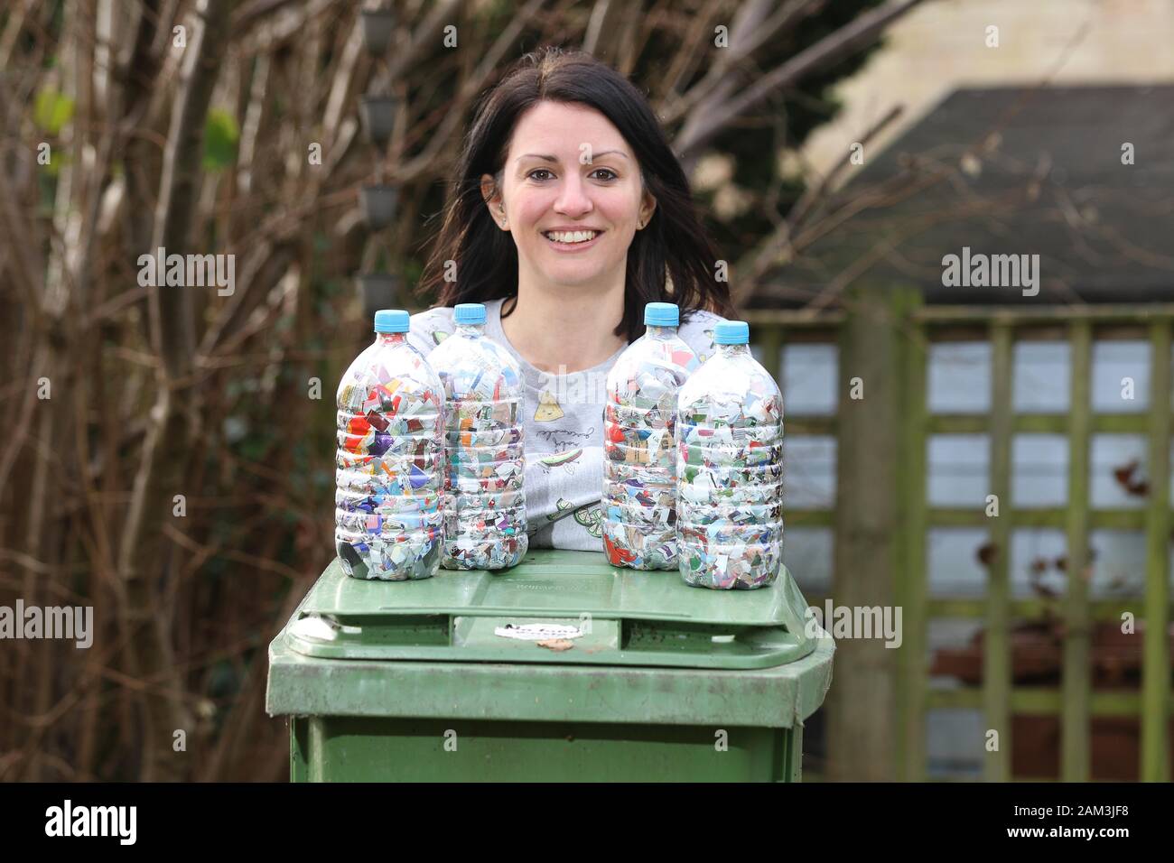 Die Super-Recyclingerin Lisa Whitaker aus Cheltenham, die ihr Abfalleimer ein ganzes Jahr lang nicht ausgelagert hat und alles recycelt und Öko-Steine mit Witz macht Stockfoto