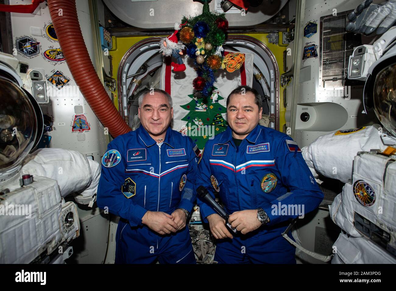 ISS - 7. Januar 2020 - die russischen Kosmonauten Alexander Skvortsov (links) und Oleg Skripochka posieren für ein Porträt während einer Fernsehkonferenz mit der russischen RE Stockfoto