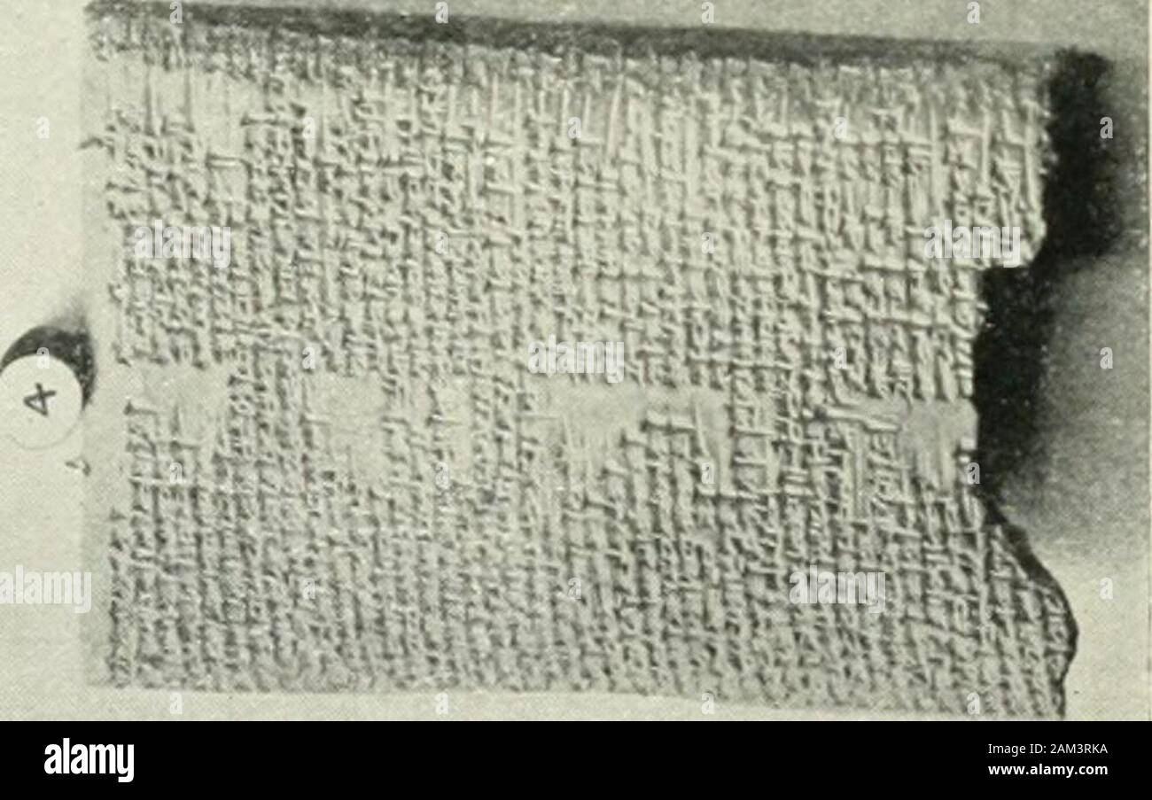 Mythen und Legenden von Babylonien und Assyrien. co-o^C = u. Die GEBURT DER GÖTTER in ihrer endgültigen Form wörtlich in das, was als theSeven Tabletten der Schöpfung bekannt sind, aus dem libraryof Assur-Bani-pal zu Ninive und jetzt in der BritishMuseum. Diese wurden von Zeit zu Zeit geschmeidig wurde ergänzt durch spätere findet, aber wir können davon ausgehen, dass die in diesem Datensatz haben wir die offiziellen und endgültigen Entwicklung babylonischen Weltanschauung, aufgrund der Priester von Babylon, nachdem die Stadt die Metropole der theempire geworden war. Das primäre Objekt der Sieben Tabletswas einen grandiosen Kampf zwischen Bel und theDragon aufzeichnen, und das Konto o Stockfoto