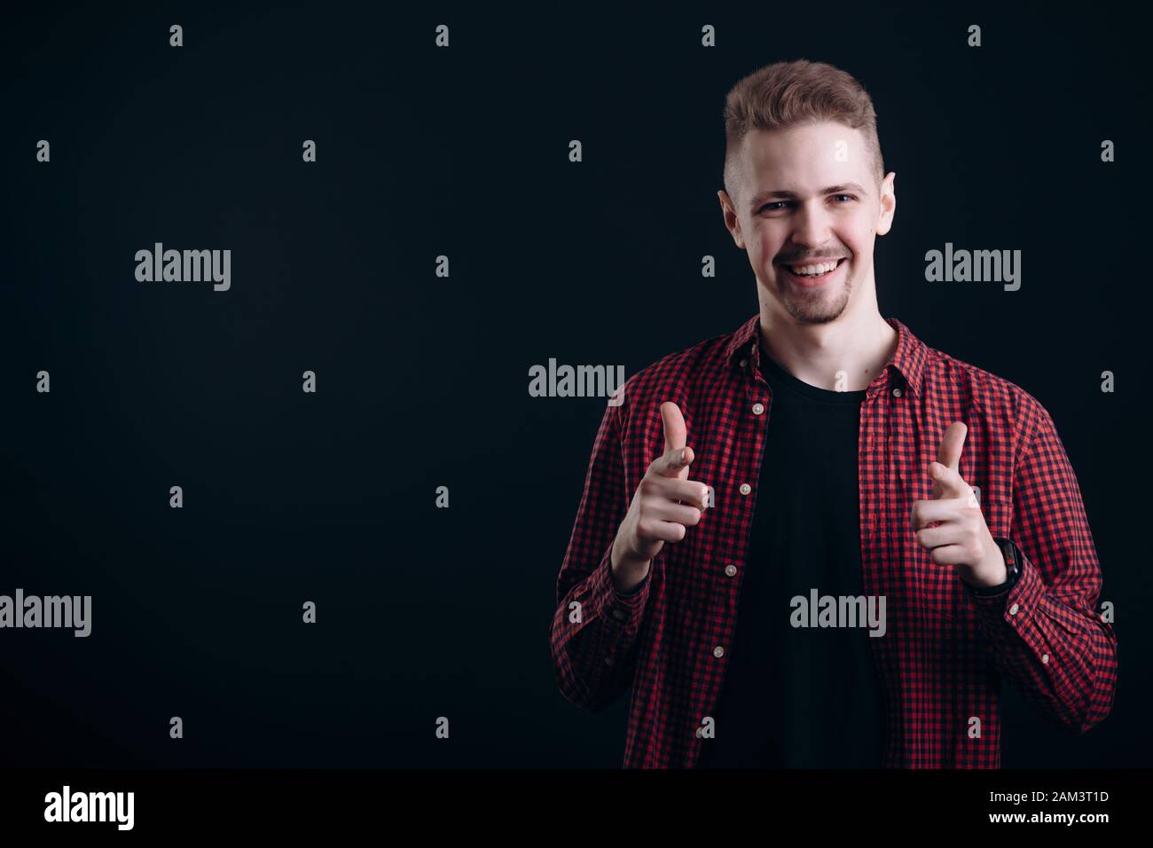 Zufriedene junge Mann zeigt Finger Gun Hand Geste Stockfoto