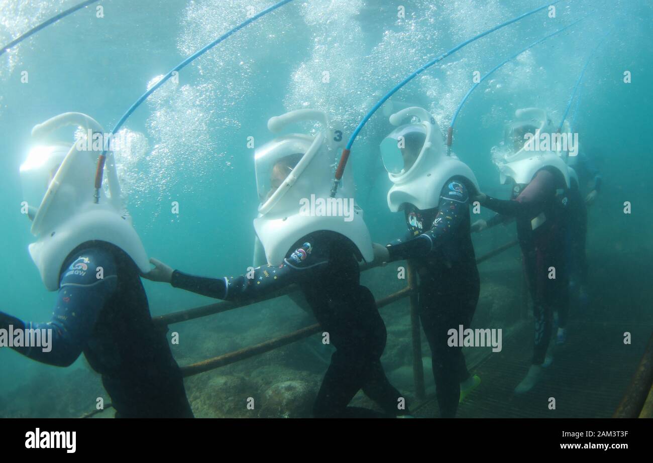 Sanya, China Hainan Provinz. 11 Jan, 2020. Touristen erleben' Undersea Walking' auf der Insel Wuzhizhou in Sanya, South China Hainan Provinz, Jan. 11, 2020. Mehr als 83 Millionen Touristen aus dem In- und Ausland besuchte im südlichen China tropischen Insel Provinz Hainan 2019, neun Prozent mehr als im Vorjahr. Hainan des Tourismus der Umsatz ging um 11 Prozent gegenüber dem Vorjahr auf 105 Milliarden Yuan (etwa 15 Milliarden US-Dollar) im letzten Jahr, nach dem provinziellen Ministerium für Tourismus, Kultur, Radio, Fernsehen und Sport. Credit: Yang Guanyu/Xinhua/Alamy leben Nachrichten Stockfoto