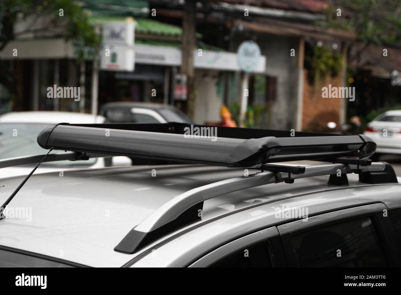 Kofferraum auf dem Dach des Wagens zur Befestigung großer Lasten. Dachtrunk für den Fahrradtransport, mit dem Auto unterwegs. Stockfoto