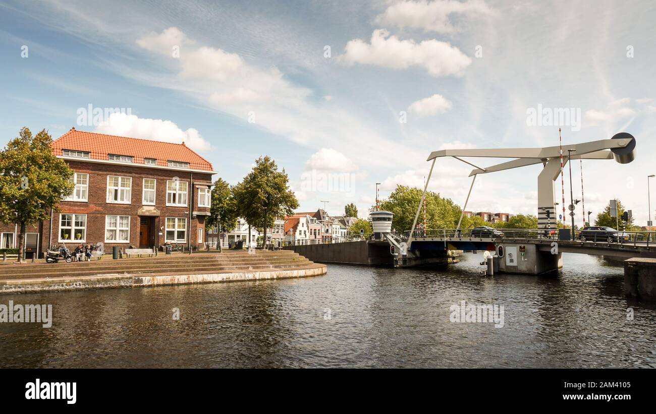 Moderne Zugbrücke über den Fluss Spaarne in Haarlem, Niederlande. Stockfoto