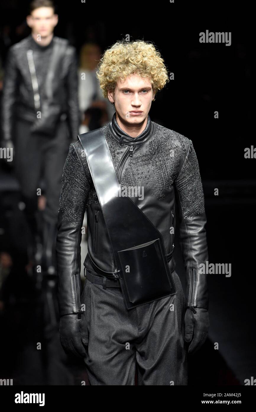 Mailand, Italien. 11 Jan, 2020. Mailänder Modewoche, Männer Herbst Winter. 2020 2021 Mailand, Männermode Herbst Winter 2020 2021. Emporio Armani Bild: Modell Credit: Unabhängige Fotoagentur/Alamy leben Nachrichten Stockfoto