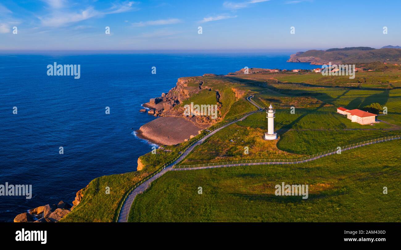 Luftbild, Ajo Lighthouse, Ajo, Gemeinde Bareyo, Kantabrien, Kantabrianisches Meer, Spanien, Europa Stockfoto