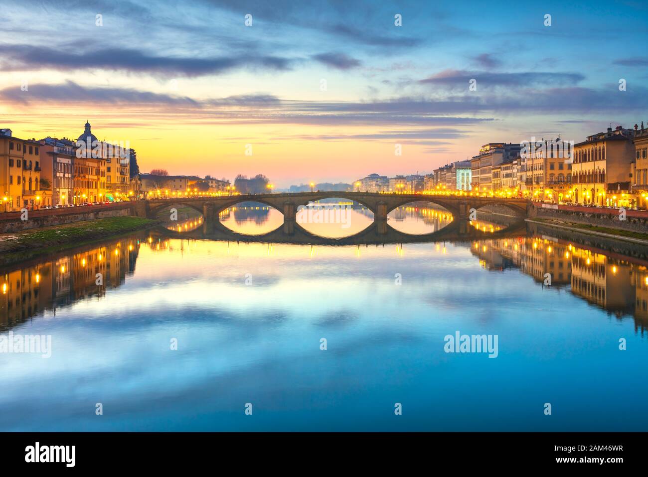 Florenz, Ponte alla Carraia mittelalterliche Brücke Wahrzeichen an Arno bei Sonnenuntergang. Toskana, Italien. Stockfoto