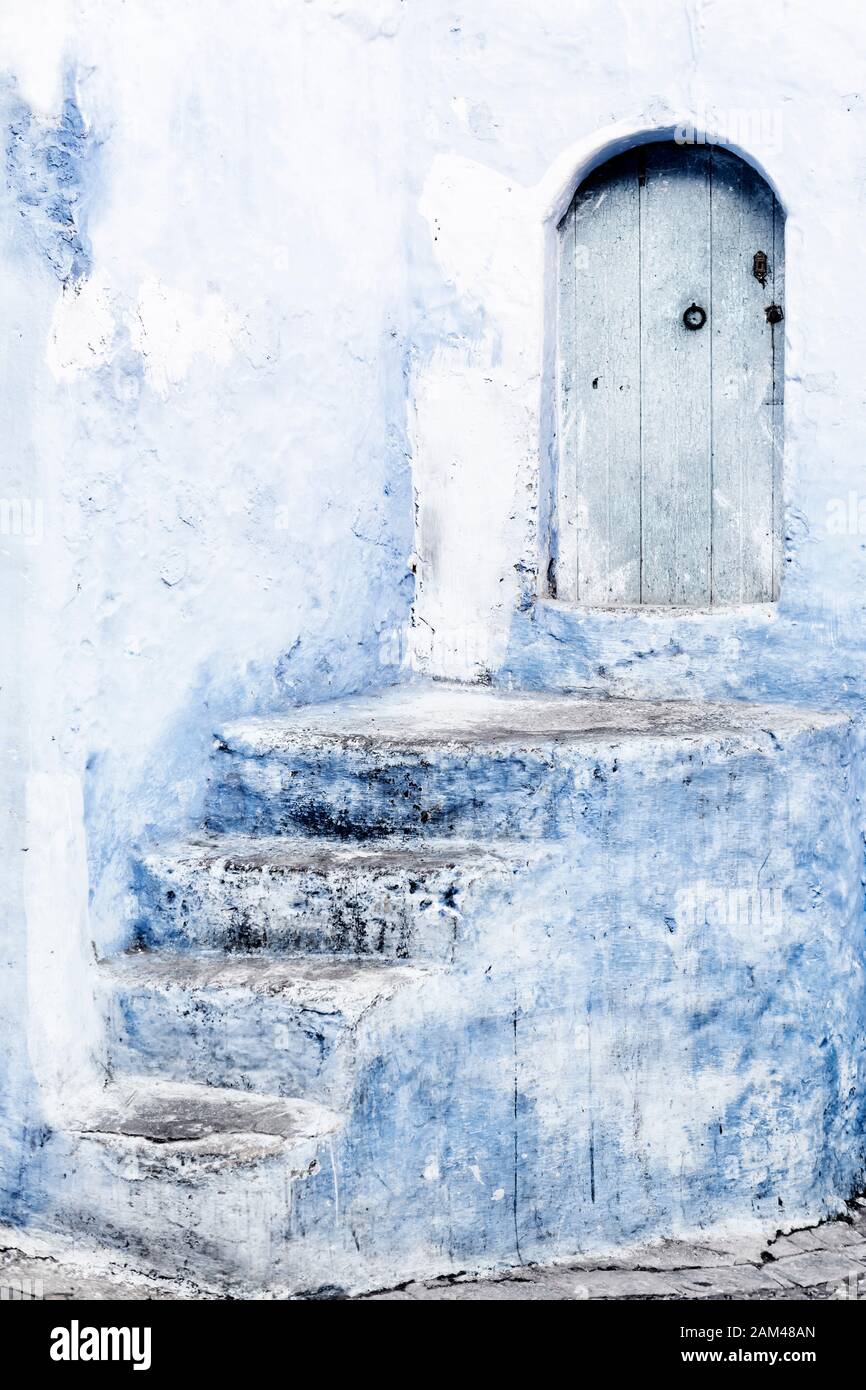 Stein-Treppe mit alten, hölzernen, blaue Tür in Chefchaouen, Marokko. Stockfoto
