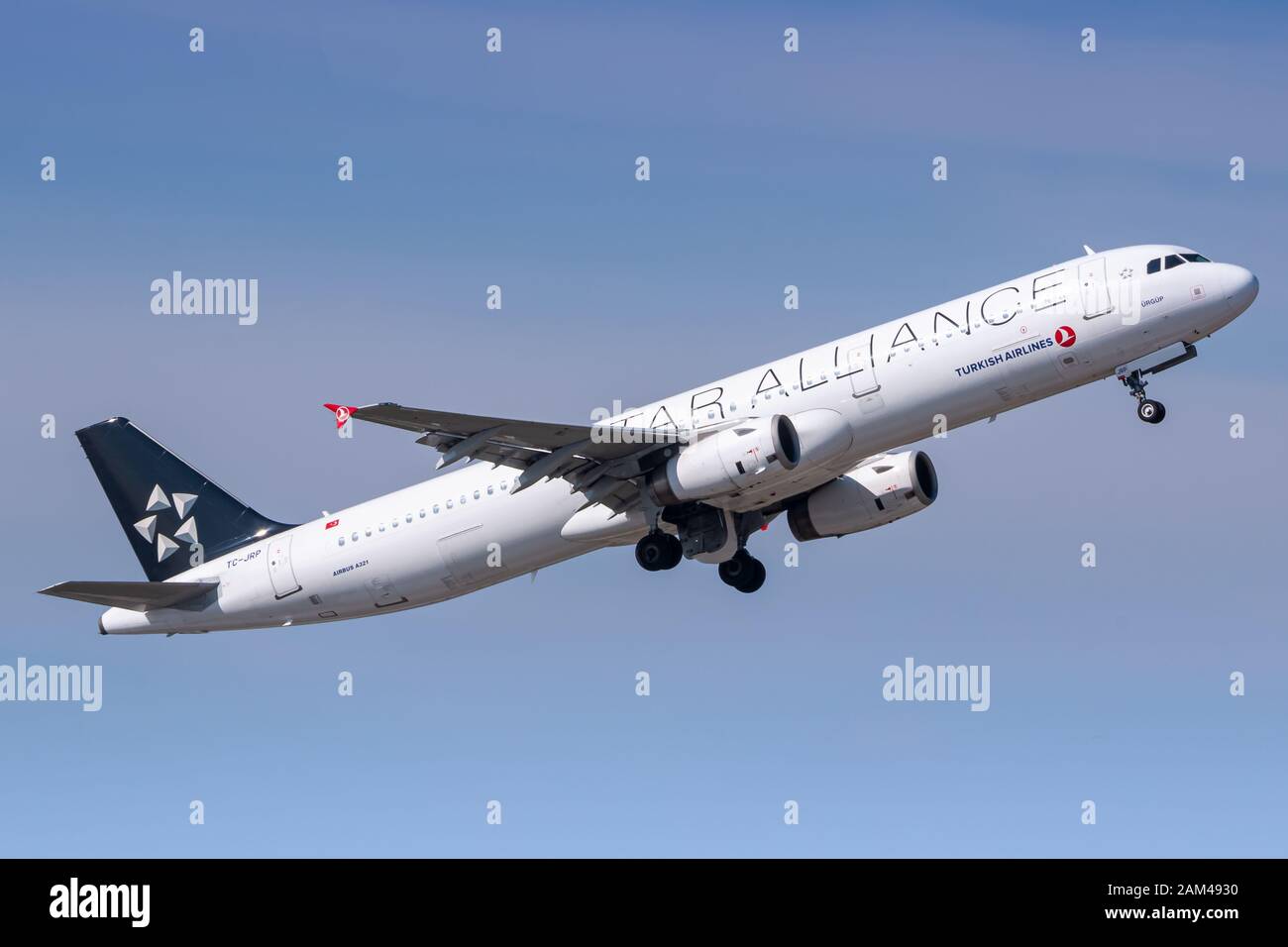 Zürich, Schweiz - 31. März 2019: Airbus A321 von Turkish Airlines am Flughafen Zürich (ZRH) in der Schweiz. Airbus ist ein Flugzeughersteller Stockfoto