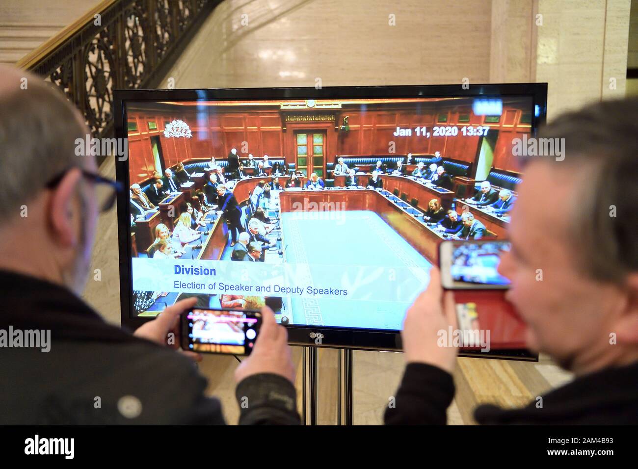 Journalisten beobachten Sie live auf einem Fernseher mit der Wahl des Lautsprechers mit der Nordirischen Versammlung am Parlamentsgebäude, Stormont, Belfast, Nordirland, als Power Sharing in Nordirland wiederhergestellt ist. PA-Foto. Bild Datum: Samstag, 11. Januar 2020. Siehe PA Geschichte ULSTER Politik. Foto: Michael Cooper/PA-Kabel Stockfoto