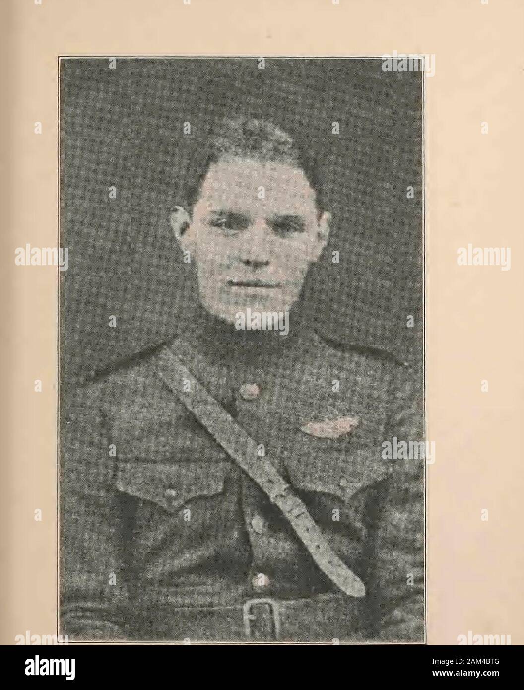 New England aviators 1914-1918; ihre Portraits und ihre Aufzeichnungen. Tor; und ungefähr 1. März war er Eineder einer berühmten Trio, die über die Linien patrouillieren ohne gunsbetween Epernay und Reims auf 5500 Meter ging. Sobald die Waffen kam er eifrig war zu versuchen, und onMay 9 schrieb er: Endlich weve erhielt Gewehren auf unsere Flugzeuge. Sie wissen, dass wir an der frontfor sechs Wochen ohne Ihnen, meine erste Reise über die Zeilen mit einer Pistole, Ich gotin einen Kampf mit zwei Deutschen Doppeldecker. Es waren vier von uns (alle in Mono-Ebene Kämpfer) und wir - aufgeteilt und zwei angegriffen jede Ebene. Es war ein Major mit mir und erste Sache h Stockfoto