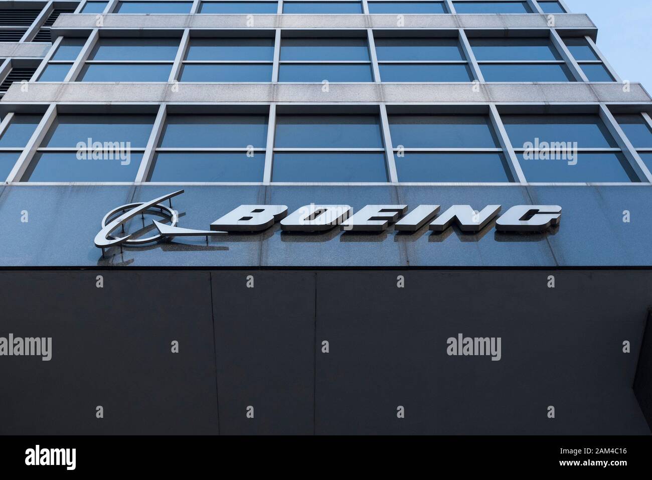 Chicago, USA. 11. Januar 2020. Boeing Probleme weiterhin nach Berichten der Mitarbeiter die Frage nach der Sicherheit der geerdeten 737 Max Flugzeuge und ehemaliger CEO Dennis Muilenburg entstanden ist von Vorstandsmitglied Dave Calhoun ersetzt. Datei Foto am 7. Januar 2020 berücksichtigt. Beschilderung aussen in Chicago, USA, der Konzernzentrale der Boeing Company, die gemeinhin als Boeing bekannt. Credit: Stephen Chung/Alamy leben Nachrichten Stockfoto