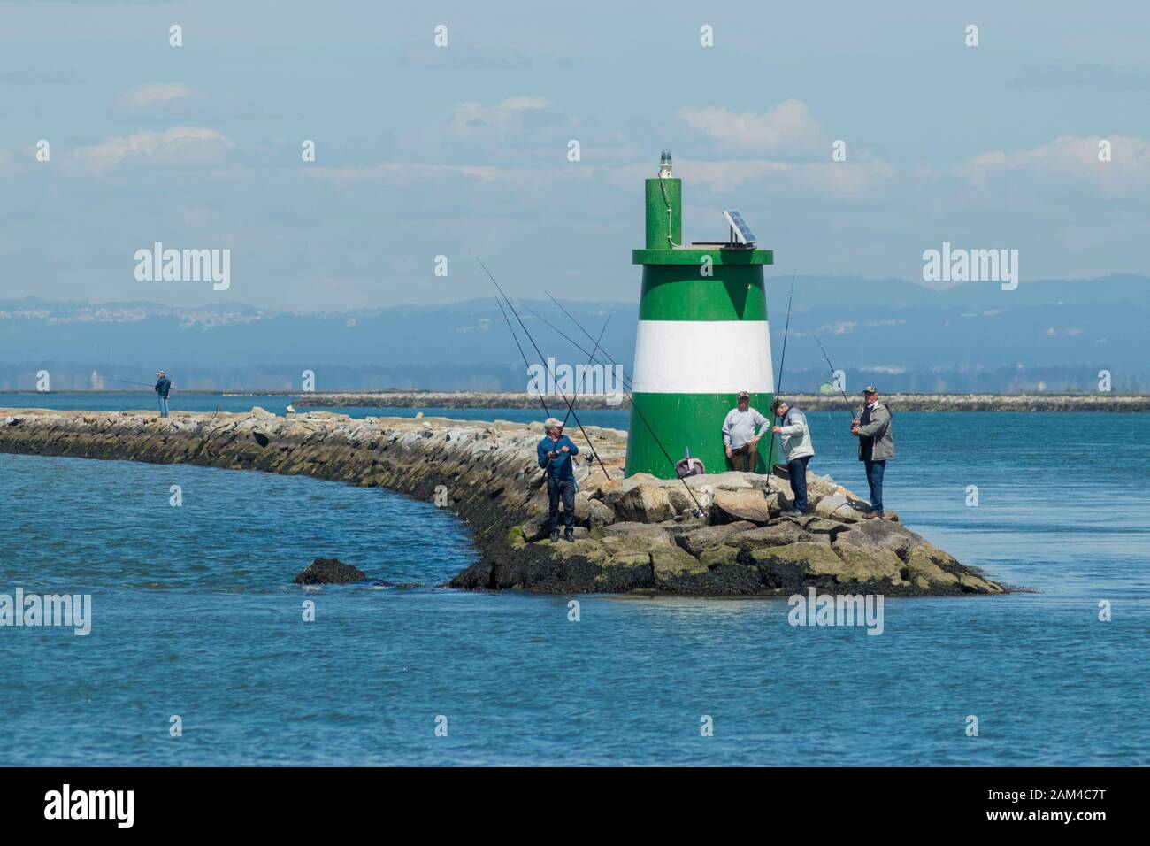 Alte Männer angeln im Meer in Sao Jacinto Portugal Stockfoto