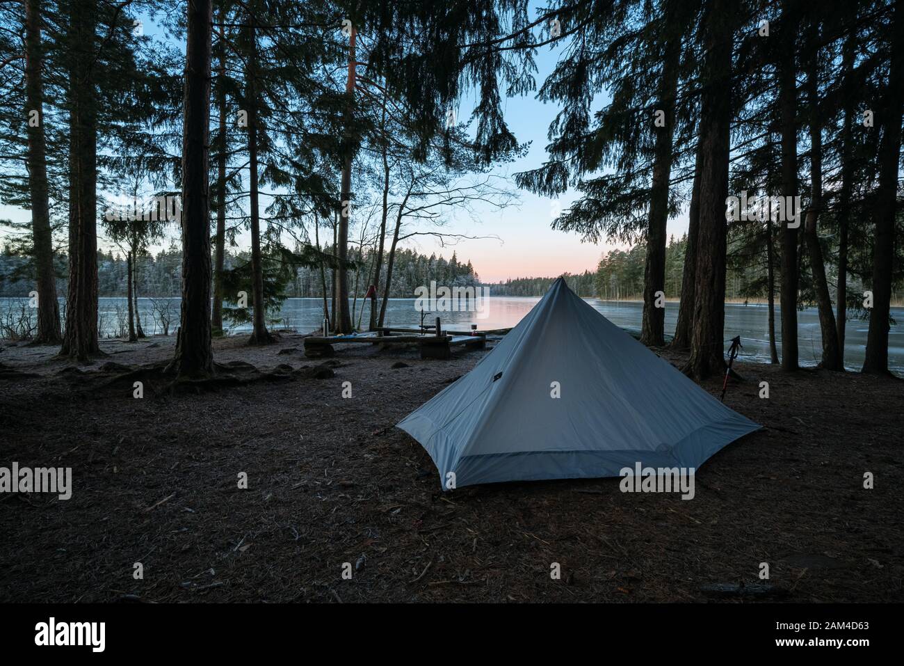 Morgens am See von Vääräjärvi im Nuuksio-Nationalpark, Espoo, Finnland Stockfoto