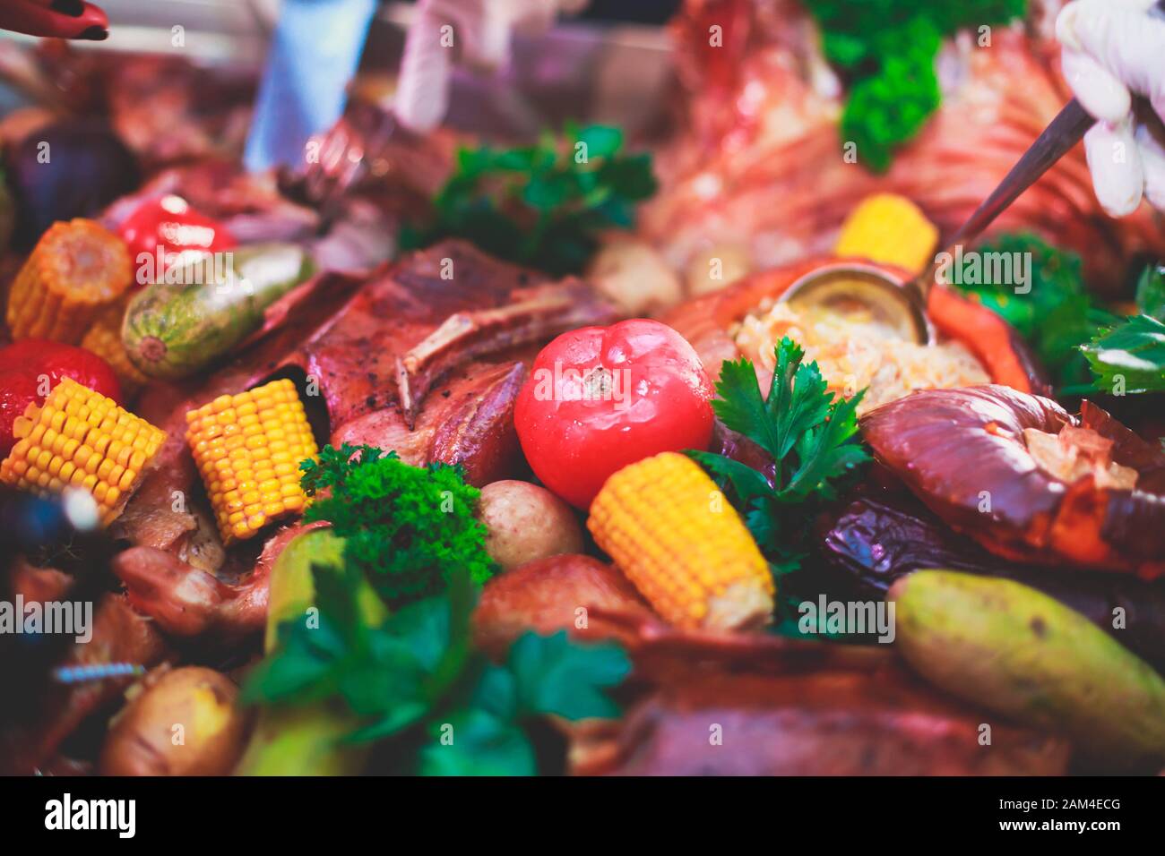 Großer riesiges Gericht mit gebratenem Schweinekopf, serviert im ...