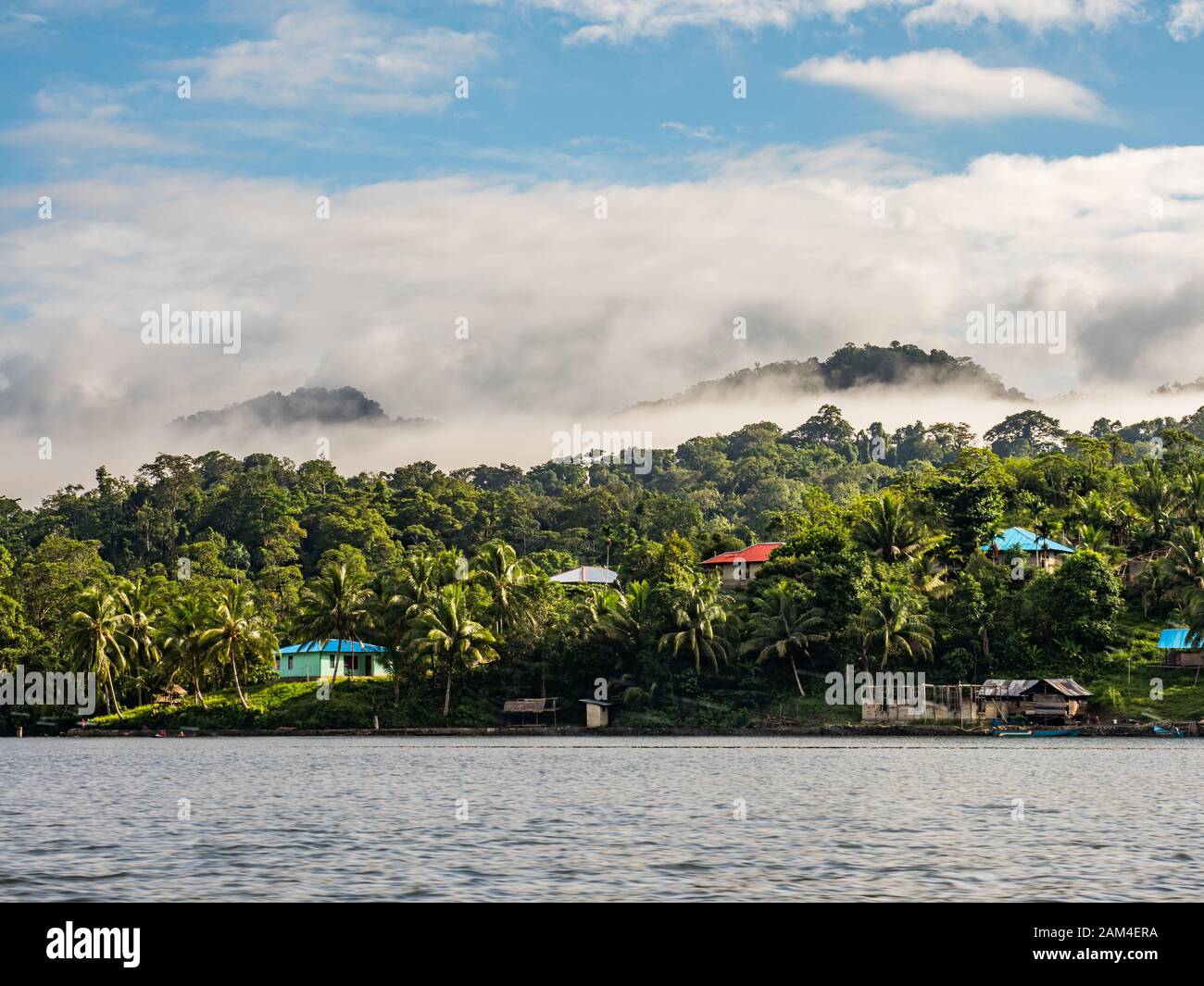 Ein kleines Dorf im indonesischen Dschungel an den Ufern der Meeresbucht Arafura, in der Region Teluk Arguni, Kaimana, Distrikt in der Provinz West Papua, K Stockfoto