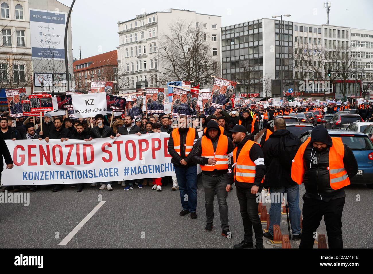 Hamburg, Deutschland. 11 Jan, 2020. Hinter einem Banner mit der Aufschrift top Völkermord! Konzentrationslager # Menschen MadeinChina" gegen die Unterdrückung der muslimischen Minderheit der Uiguren in China zeigen, werden sie von Stewards begleitet. Das Hamburger Büro für den Schutz der Verfassung hatte erklärt, dass die Rallye wurde von Islamisten organisiert. Hinter der Veranstalter 'Generation Islam" verbirgt sich der verbotenen Organisation Hizb ut-Tahrir (Partei der Befreiung). Quelle: Markus Scholz/dpa/Alamy leben Nachrichten Stockfoto