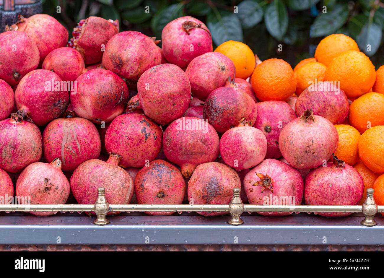 Granatäpfel und Orangen für Frischen Saft als türkische Straßennahrung in Istanbul Stockfoto