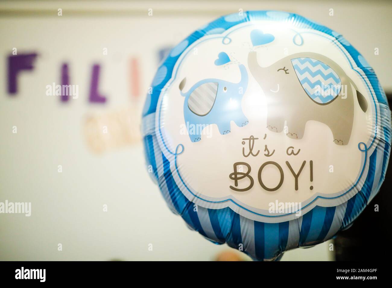 Flache Schärfentiefe (selektiver Fokus) mit einer It-Botschaft auf einem Ballon während einer Babydusche Stockfoto