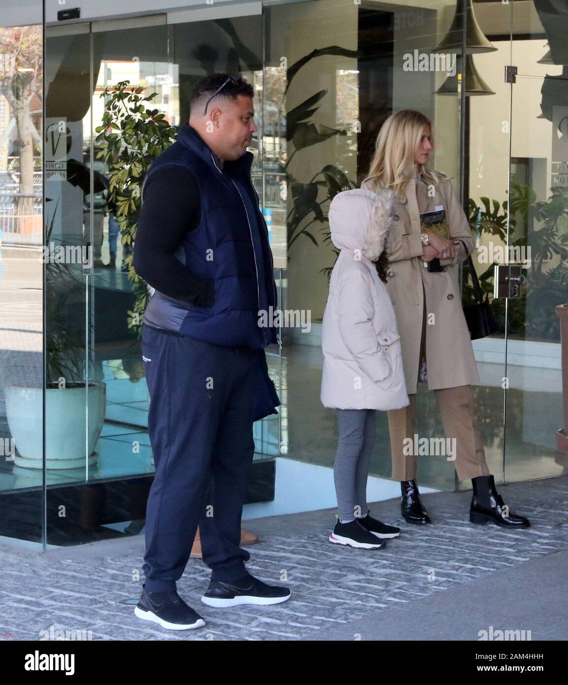 Malaga, Spanien. 11. Jan 2020. Der Brasilianer Ronaldo Nazario ist zu Besuch in der Stadt Malaga, der mit seiner Freundin Celina Schlösser und seine zwei Töchter gekommen ist, die Übereinstimmung der Schale des Königs, dessen Präsident er ist und Großaktionär Valladolid CF in Richtung Marbella CF zu besuchen. Credit: Lorenzo Carnero/ZUMA Draht/Alamy Live News Credit: ZUMA Press, Inc./Alamy leben Nachrichten Stockfoto