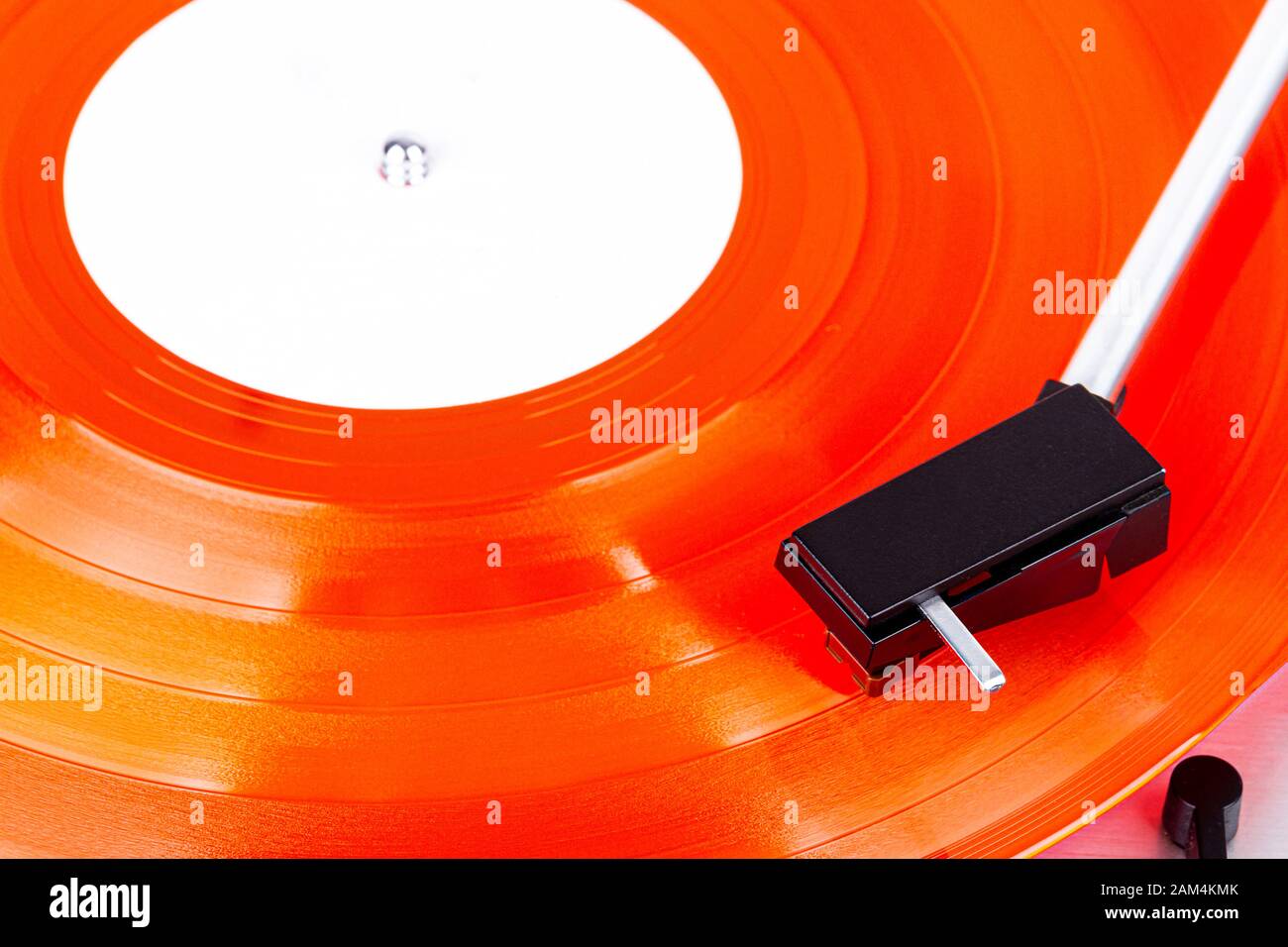 Nahaufnahme von Plattenspieler Nadel auf einer Schallplatte. Plattenspieler Vinyl spielen. Nadel auf drehbaren roten Vinyl. Stockfoto