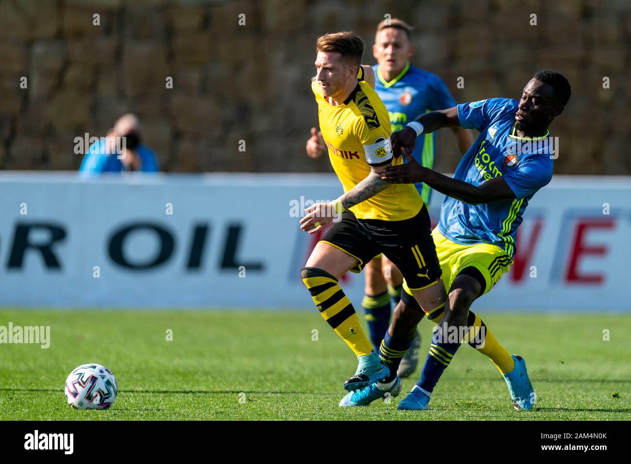 Marbella, Spanien. 11 Jan, 2020. Fußball, niederländischen Eredivisie, Saison 2019-2020, Borussia Dortmund Spieler Marco Reus (L), Feyenoord player Lutsharel Geertruida (R), während das Freundschaftsspiel Borussia Dortmund - Feyenoord, Kredit: Pro Schüsse/Alamy leben Nachrichten Stockfoto