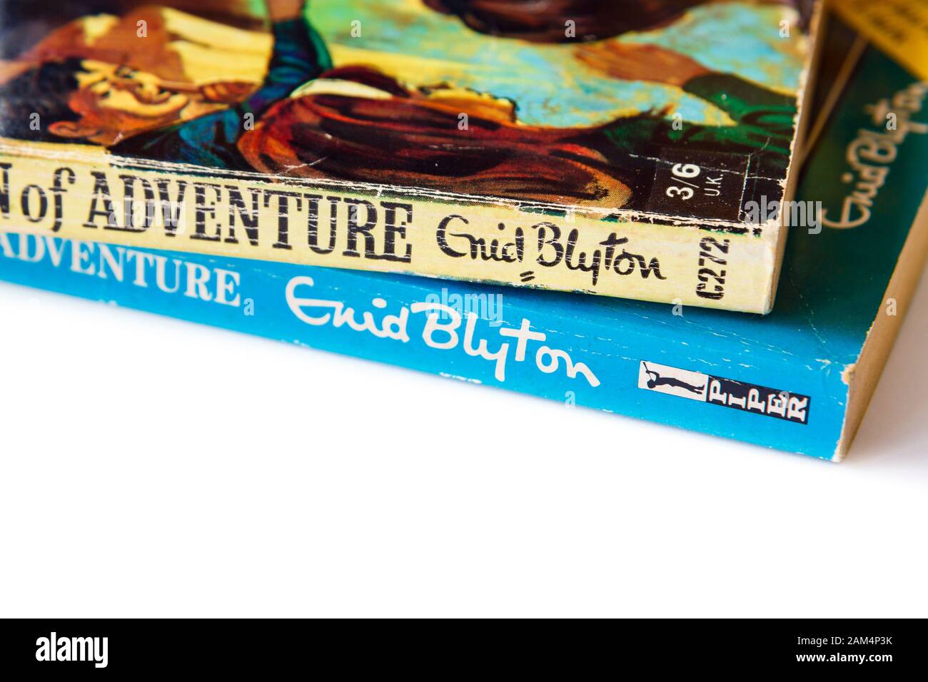 Zwei schäbige getragen alte Bücher dog-eared Taschenbücher kinder abenteuer Serie Geschichten von Enid Blyton auf Weiß. England, Großbritannien, Großbritannien Stockfoto