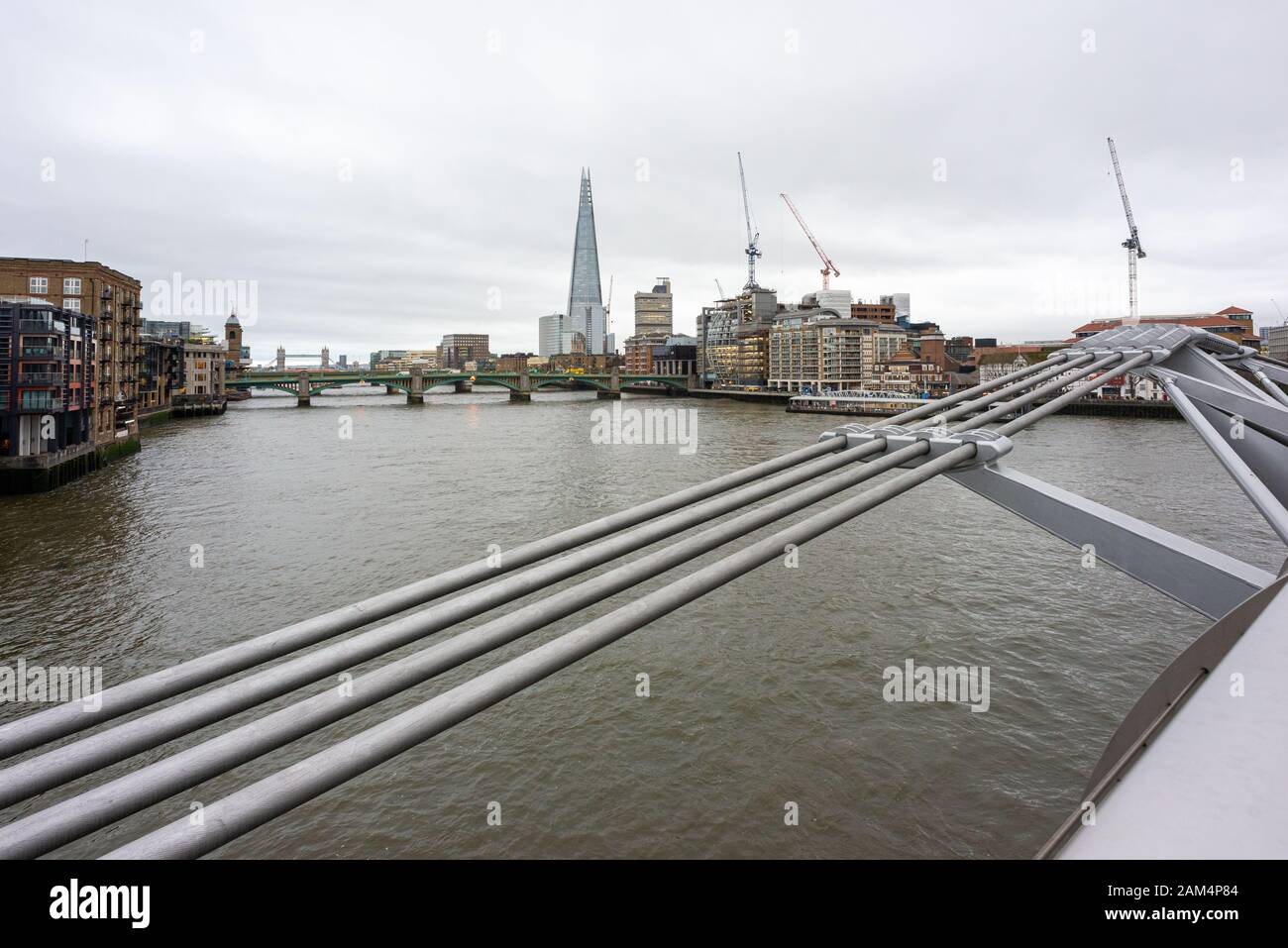 Stahl-Stützkabel der Millennium Hängebrücke mit Dem Shard im Hintergrund, London Stockfoto