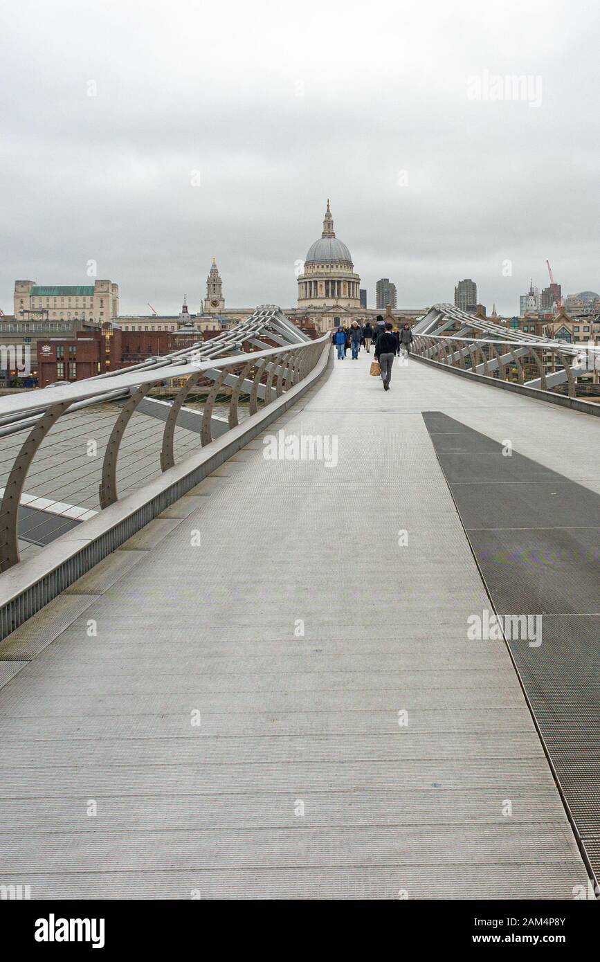 Menschen auf der Millennium Bridge, London im Winter Stockfoto