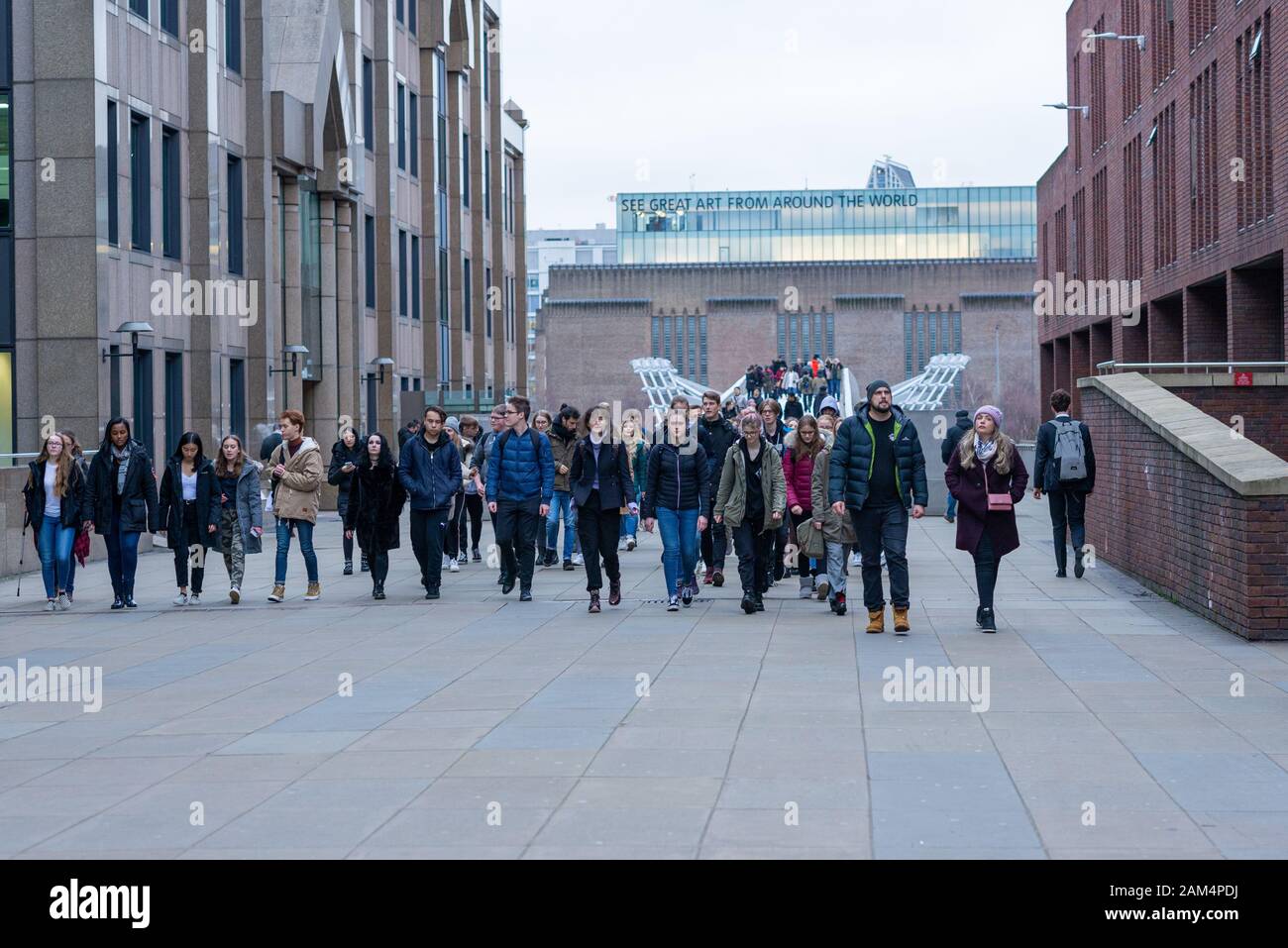 Große Gruppe von Menschen, die von der Nordseite der Millennium Bridge, St Paul's, London, spazieren Stockfoto