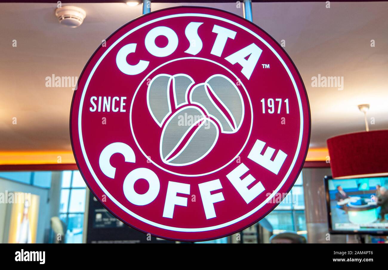 London - DEC 27: Costa Coffee Logo in London am 27. Dezember. 2019 in Großbritannien ist Costa Coffee eine Kaffeehauskette, die eine Tochtergesellschaft des amerikanischen Unternehmens ist Stockfoto