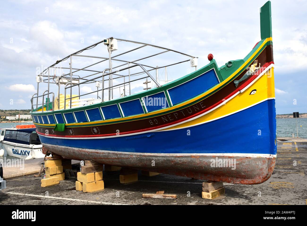 Mellieha. Malta - 13. Oktober 2018:SS Neptun saß während der Sanierung auf Blöcken Stockfoto