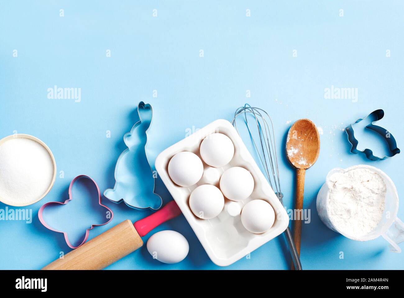 Backgroundrahmen. Vorbereitung für das Osterbacken. Zutaten und Küchenartikel zum Backen. Küchenutensilien, Mehl, Eier, Zucker. Draufsicht, kopieren Stockfoto