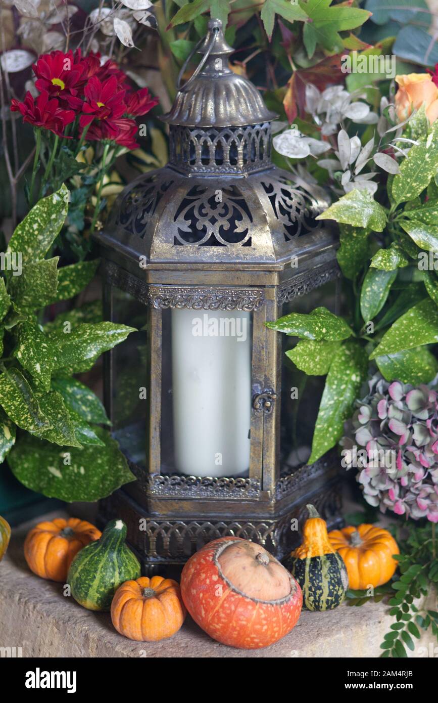 Dekorative authentischen marokkanischen Stil Kerzenhalter und Kürbisse Stockfoto