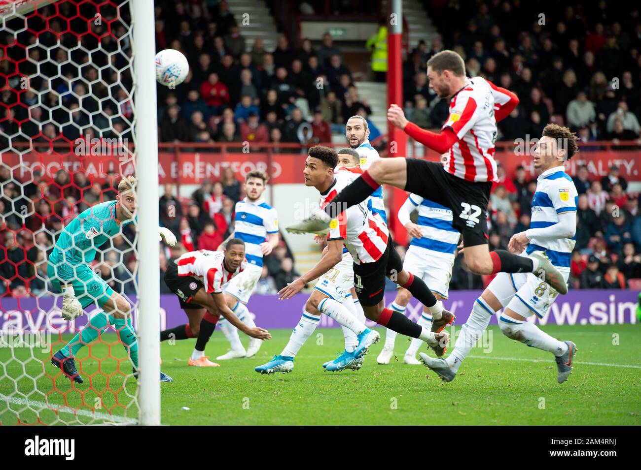 London, Großbritannien. 11 Jan, 2020. Ollie Watkins von Brentford Kerben das Ziel es 3-0 während der efl Sky Bet Championship Match zwischen Brentford und Queens Park Rangers bei Griffin Park, London, England am 11. Januar 2020 zu machen. Foto von salvio Calabrese. Nur die redaktionelle Nutzung, eine Lizenz für die gewerbliche Nutzung erforderlich. Keine Verwendung in Wetten, Spiele oder einer einzelnen Verein/Liga/player Publikationen. Credit: UK Sport Pics Ltd/Alamy leben Nachrichten Stockfoto