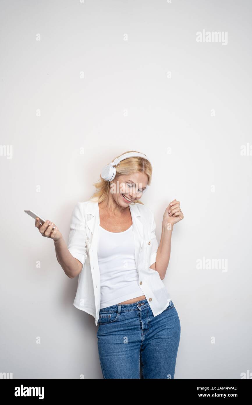 High-spirited hübsche Dame in die Musik Stockfoto