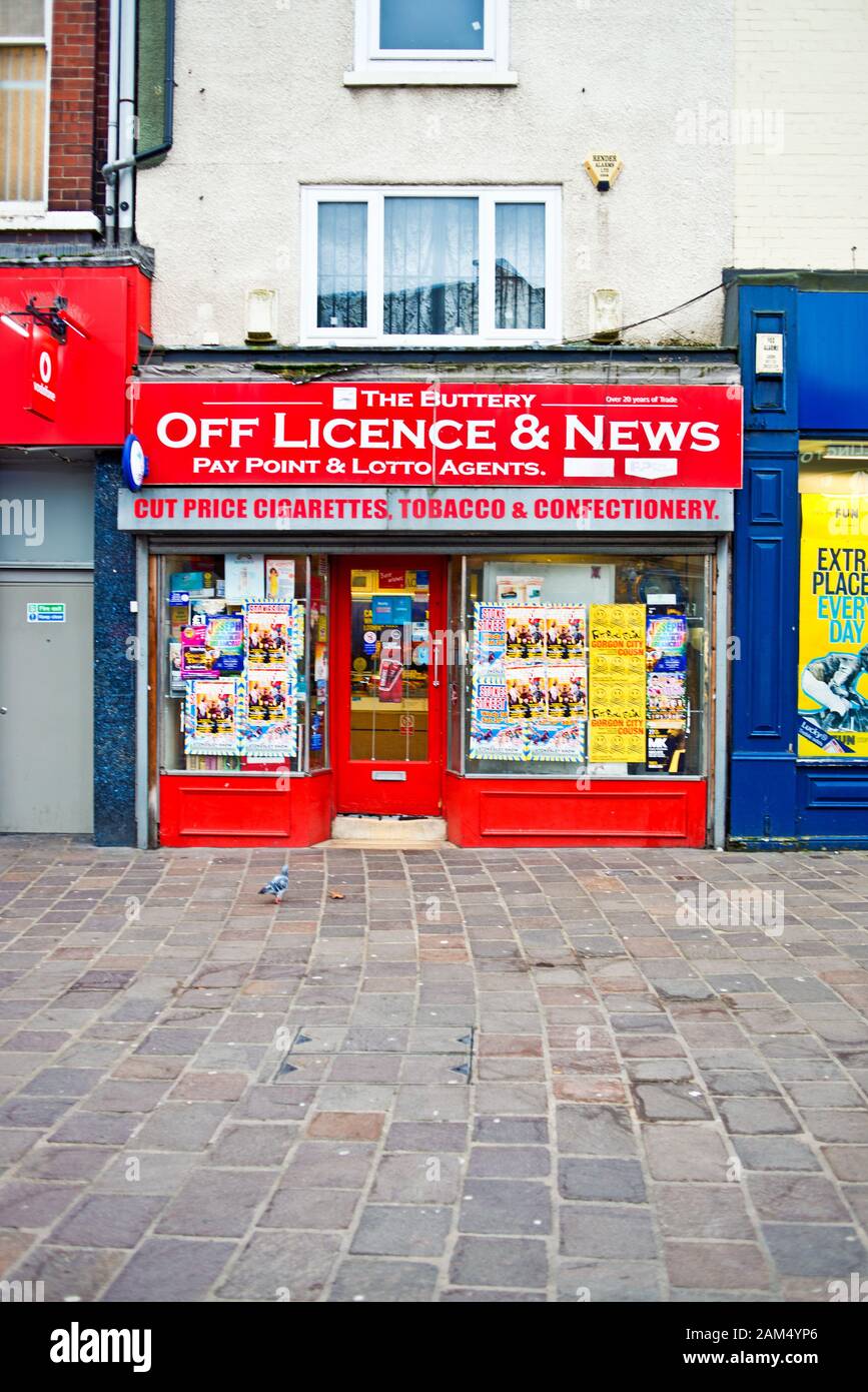 Off License und Newsagenten, Dovecot Street, Stockton on Tees, Cleveland, England Stockfoto