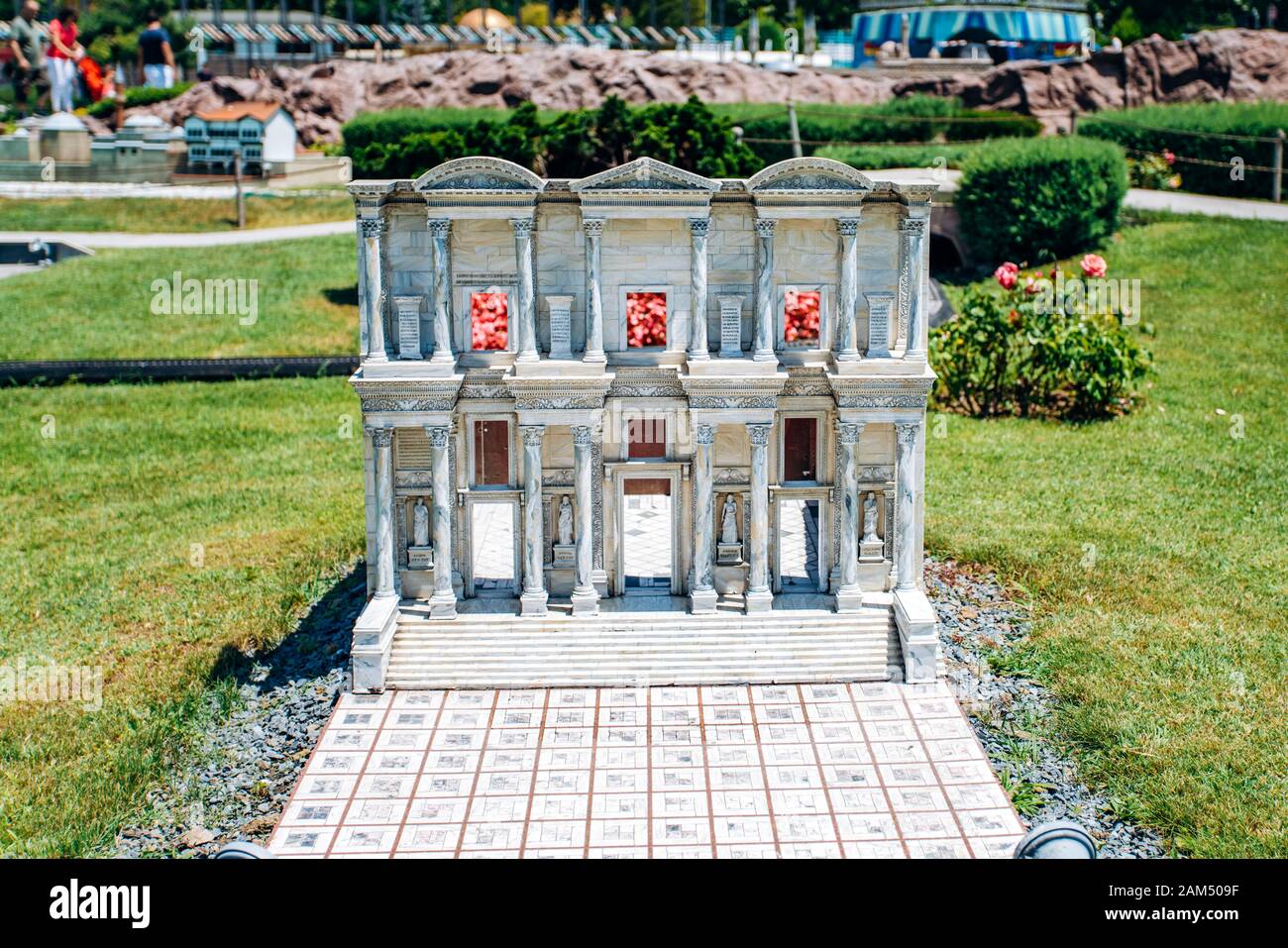 Istanbul, Türkei - 12. Juli 2017: Die verkleinerte Kopie von die Celsus Bibliothek in Ephesus am Miniaturk Park Stockfoto
