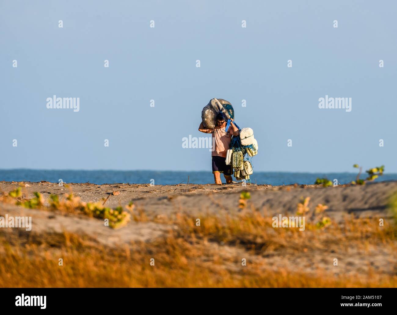Ein Fischer macht sich bereit, aufs Meer zu gehen. Redonda, Ceara, Brasilien Stockfoto