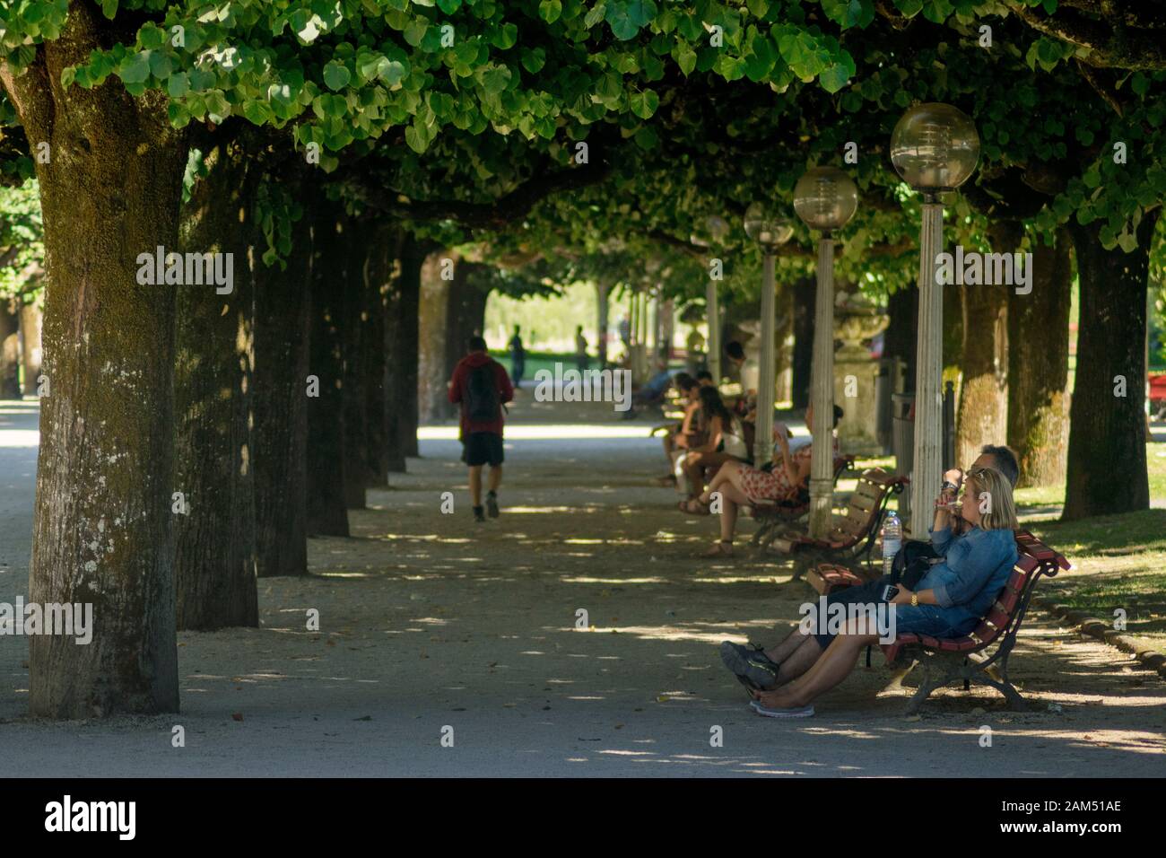 Coimbra, PORTUGAL - 16. Juli 2016 - Menschen versuchen, sich während einer Hitzewelle in Coimbra Portugal kühl zu halten Stockfoto