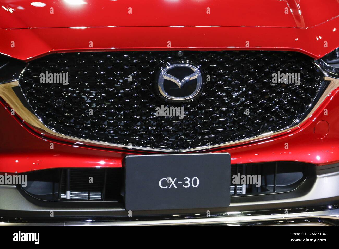Chiba, Japan. 11 Jan, 2020. Die Mazda CX-30 auf der Tokyo Auto Salon 2020 in Makuhari Messe International Convention Complex. Tokyo Auto Salon ist ein Automobil Ausstellung ihre neuesten technologischen Lösungen und Produkte für Autos zur Schau stellen. Die Messe läuft vom 10. Januar bis 12. Credit: Rodrigo Reyes Marin/ZUMA Draht/Alamy leben Nachrichten Stockfoto