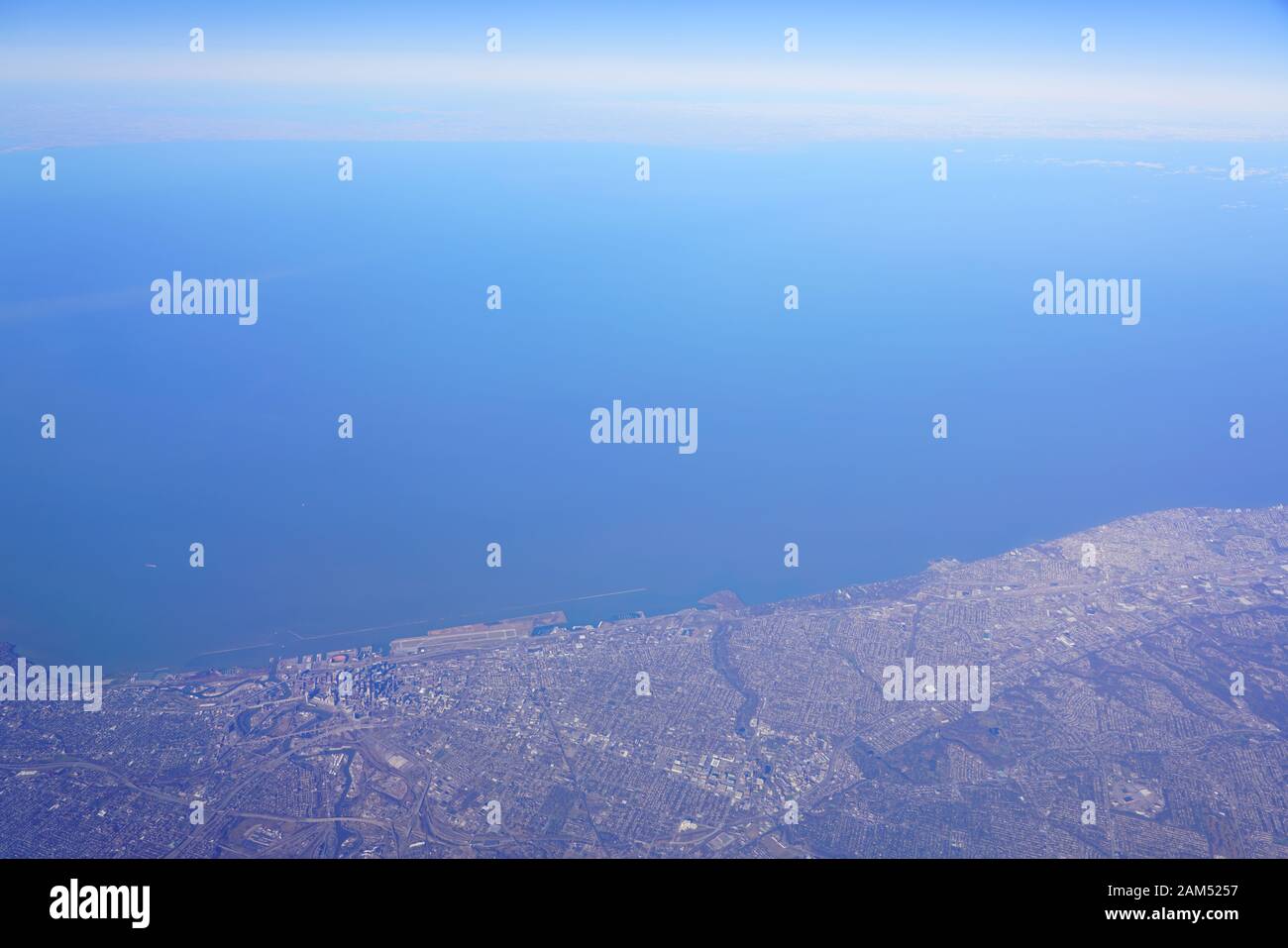 Luftaufnahme der Stadt Cleveland, Ohio, und der Burke Lakefront Airport (BKL) am Erie See Stockfoto