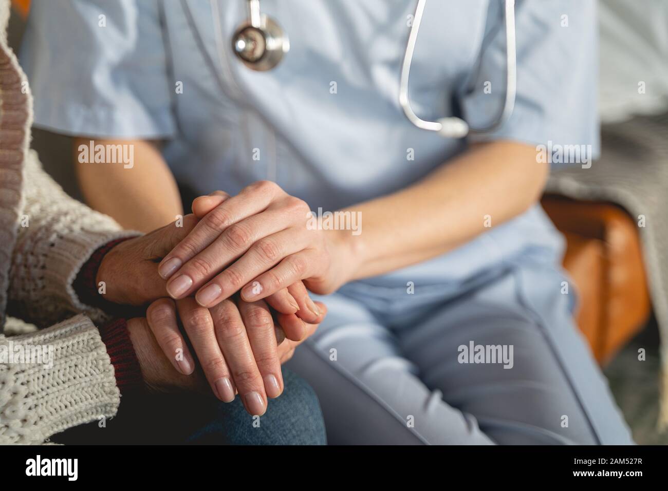 Der junge Arzt, sitzen in der Nähe von Patienten Stockfoto