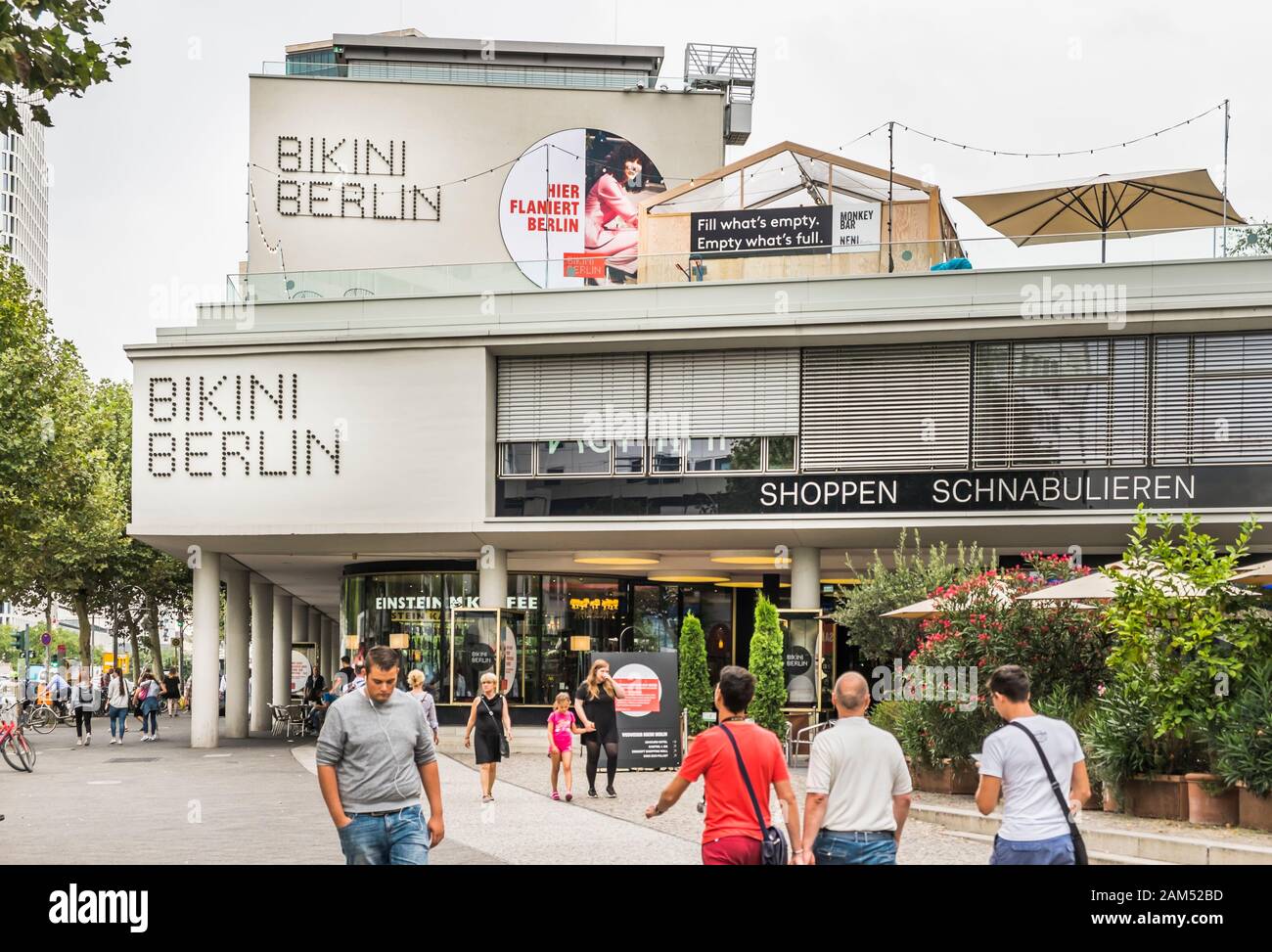 Straßenszene vor Bikini berlin, Einkaufszentrum Stockfoto