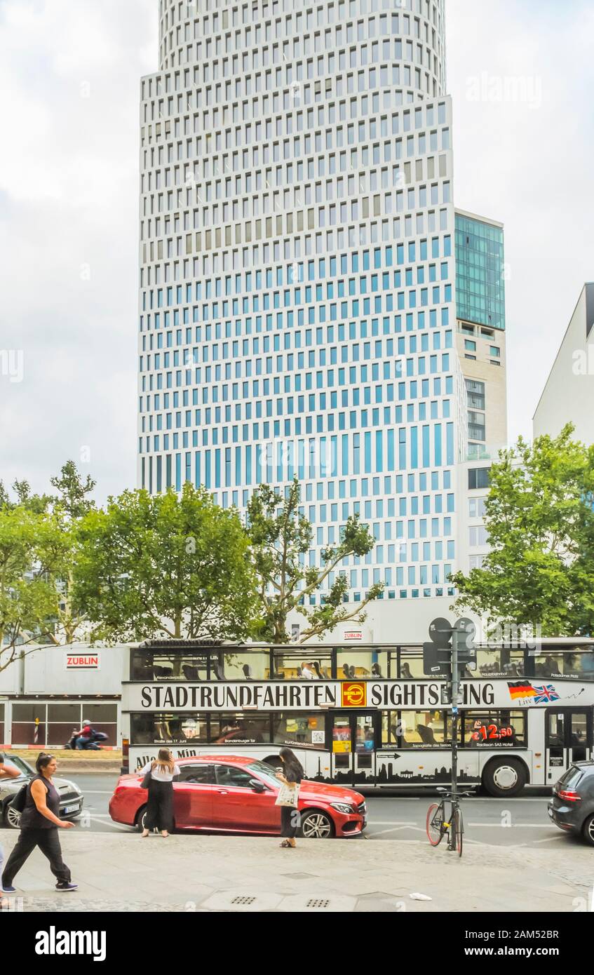 Sightseeing-Bus vor dem oberen Westturm, bezirk charlottenburg Stockfoto