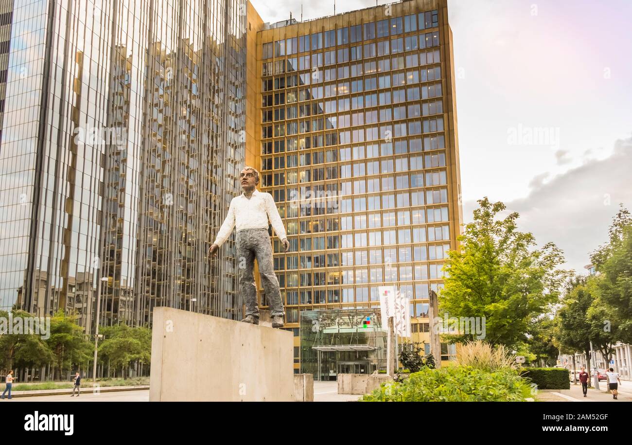 Skulptur "Balanceakt" von stefan balkenhol vor dem axel-springer-Verlag Stockfoto